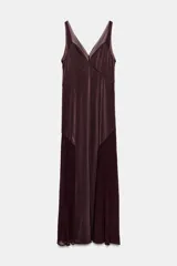 Vestido largo bordó de ZARA Woman Collection con escote en pico, tirantes finos y combinación de tejidos a tono. Cuenta con cierre lateral con cremallera oculta en costura y bajo recto.