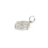 Dije plateado redondo con diseño de mandala y aro superior para colgar.