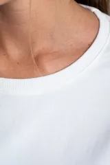 Remerón negro de algodón con elastano, de manga larga, cuello redondo y corte recto.
