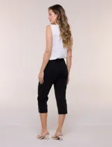 Pantalón capri azul marino de estilo sastrero, de tiro alto con pretina ancha y plana, corte entallado y bolsillos simulados en el frente.