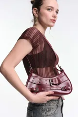 Body rosado de lycra acanalada, con mangas cortas y cuello redondo.