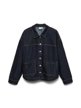 Campera tipo shacket de denim en color azul oscuro, con cuello clásico, cierre frontal con botones metálicos y dos bolsillos frontales de parche.