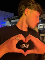 Remera celeste con estampado blanco en la espalda que dice "Ibiza Island", "Ittai", "Designed in Ibiza" y "SS26 Ibiza Ags".