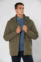 Campera de abrigo confeccionada en microfibra con tratamiento repelente al agua. Presenta capucha desmontable, cierre frontal, bolsillos delanteros con doble abertura y bolsillo interno de seguridad.