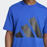 Remera Adidas de corte clásico y cuello redondo, confeccionada en tejido de punto jersey de algodón. Presenta un diseño de color azul vibrante con el logo de las tres rayas de la marca estampado en gran tamaño en el pecho en color negro.