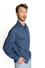 Camisa celeste de lino y algodón, de manga larga y corte clásico.