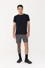 Short deportivo gris oscuro de tela ultra liviana con tecnología drifit y protección UV50+.