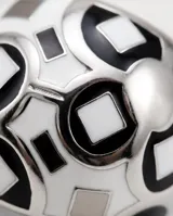 Anillo de acero de diseño bombé esmaltado en tonos blancos, negros y grises, con incrustaciones de nácar.