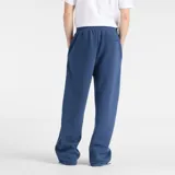 Pantalón de jogging New Balance color azul, de corte holgado y diseño recto. Cuenta con cintura elástica con cordón ajustable, bolsillos laterales y una línea vertical blanca a lo largo de la pierna. Presenta el logo de la marca bordado en el muslo.