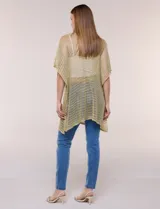 Poncho de tejido de punto abierto crochet con hilos metalizados de lúrex, color gris, ultra liviano, de silueta amplia y fluida, escote en V y mangas cortas integradas estilo capa.