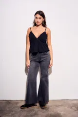 Pantalón de jean gris oscuro, de corte wide leg y tiro medio.