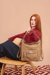 Cartera mochila color tostado, de cuero sintético, con compartimento principal amplio y bolsillos frontales con cierre. Tiene correas ajustables y asa superior para llevar al hombro o como mochila.