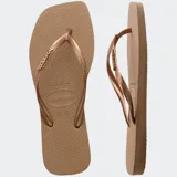 Ojotas Havaianas modelo Slim Square con puntera cuadrada, correas finas y logo metálico aplicado.
