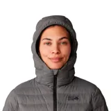 Campera puffer Mountain Hardwear modelo Deloro Down Fz Hoody, de color gris, con capucha, cierre frontal completo y bolsillos laterales con cierre. Cuenta con tecnología Pertex® Quantum y relleno de plumón.