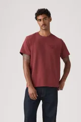 Remera de corte relajado color bordó, con cuello redondo y manga corta. Presenta un pequeño logo bordado en el pecho.