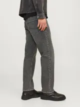 Jean de corte relaxed fit, color gris lavado, con diseño clásico de cinco bolsillos y cierre frontal con botones.