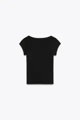 Camiseta de manga muy corta con estampado de rayas horizontales finas, cuello redondo amplio con acabado en rib.