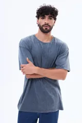 Remera de algodón con efecto lavado, cuello redondo y manga corta, de corte regular y holgado.