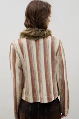 Chaqueta tejida de lana con diseño de rayas verticales en tonos tierra, cierre frontal con cremallera y cuello de pelo sintético.