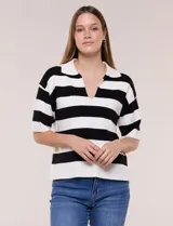 Buzo de tejido de punto con diseño a rayas horizontales en blanco y negro, escote en V con cuello polo, mangas cortas de hombro caído y calce holgado.