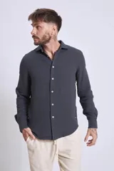 Camisa celeste de manga larga con textura arrugada.