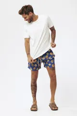 Short de baño con estampado tropical de hojas y loros, con cordón ajustable en la cintura.