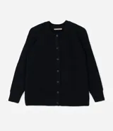 Cardigan de punto negro con textura acanalada, cierre frontal con botones, cuello redondo y mangas largas con puños ajustados.