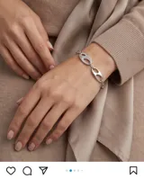 Pulsera de plata con eslabones ovalados y detalles de circonias engarzadas.