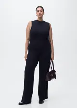 Pantalón wideleg de punto fino y tiro medio, en color negro, con cintura elástica sin cierre y diseño largo.