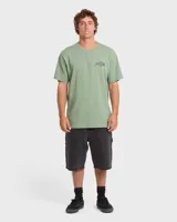 Remera Billabong de manga corta color verde militar, con estampado gráfico multicolor en la espalda de estilo desgastado.