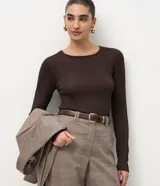 Suéter de punto color marrón chocolate, con corte ajustado al cuerpo, cuello redondo y mangas largas. Presenta costuras verticales decorativas (nervaduras) que recorren el frente de la prenda.