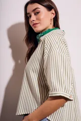 Camisa oversize a rayas verticales color verde y blanco, con mangas cortas y botones nacarados.