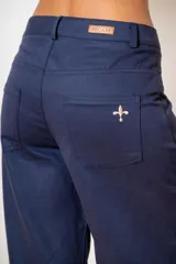 Pantalon de corte wide leg en color bordó, con cintura alta, cierre frontal con botón y bolsillos laterales.