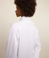Campera deportiva blanca de microfibra pesada, con cuello alto plegable, cierre frontal con cremallera y puños ajustados.