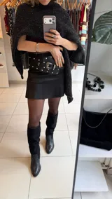 Falda corta de gabardina elastizada en color negro, con diseño liso y corte ajustado.
