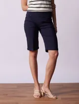 Bermuda blanca de gabardina elastizada marca Zac & Rachel. Tiene pretina ancha elastizada, bolsillos delanteros y traseros, y ruedo con dobladillo.