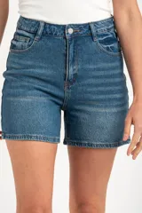Short de denim azul de tiro medio y calce recto, con bolsillos clásicos y cierre frontal.