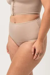 Bombacha tiro alto color piel, con faja modeladora y refuerzo de lycra.