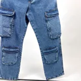Pantalón jean azul de corte amplio con bolsillos cargo en los laterales.