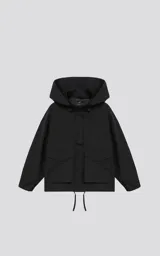 Campera técnica liviana de microfibra negra con acabado mate, capucha ajustable, cierre frontal oculto bajo solapa, bolsillos frontales con solapa y cordón ajustable en la cintura.