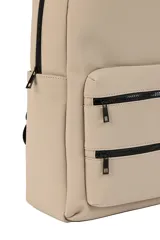 Mochila urbana color negro, confeccionada en material resistente, con compartimento principal amplio, dos bolsillos frontales con cierre y correas ajustables para los hombros.