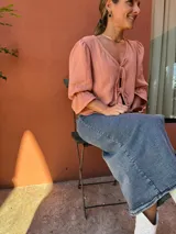 Falda midi de jean celeste con corte recto y abertura frontal.