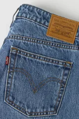 Jeans tiro bajo de corte recto, color azul con lavado medio, estilo clásico de cinco bolsillos y presillas para cinturón.