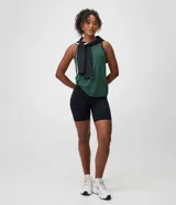 Musculosa deportiva de microfibra perforada en color menta, con escote alto, diseño de espalda nadadora y corte holgado.