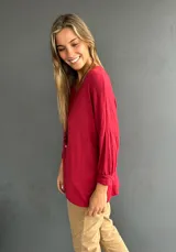 Jersey de punto fino con cuello en V, diseño oversize y mangas largas con corte a la altura del codo. Confeccionado en una mezcla de viscosa, algodón y lycra, ofreciendo una caída fluida y liviana.