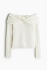 Buzo corto de punto acanalado, con escote off-the-shoulder y detalle de nudo frontal.
