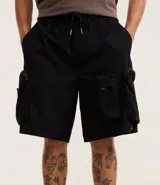 Bermuda masculina de poliéster color negro, corte baggy cropped, con cintura elástica ajustable con cordón y bolsillos funcionales.