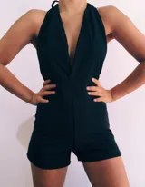 Mono corto de color rojo, con escote halter y espalda descubierta.