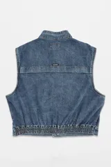 Chaleco de denim con diseño oversized y efecto de lavado desgastado en tonos rojizos y oscuros. Presenta cuello camisero, cierre frontal con botones metálicos y bolsillos frontales.