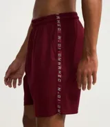 Bermuda deportiva para hombre, color bordó, con tecnología Dry que facilita la evaporación del sudor. Presenta cintura elástica con cordón interno, bolsillos y estampa lateral con lettering.